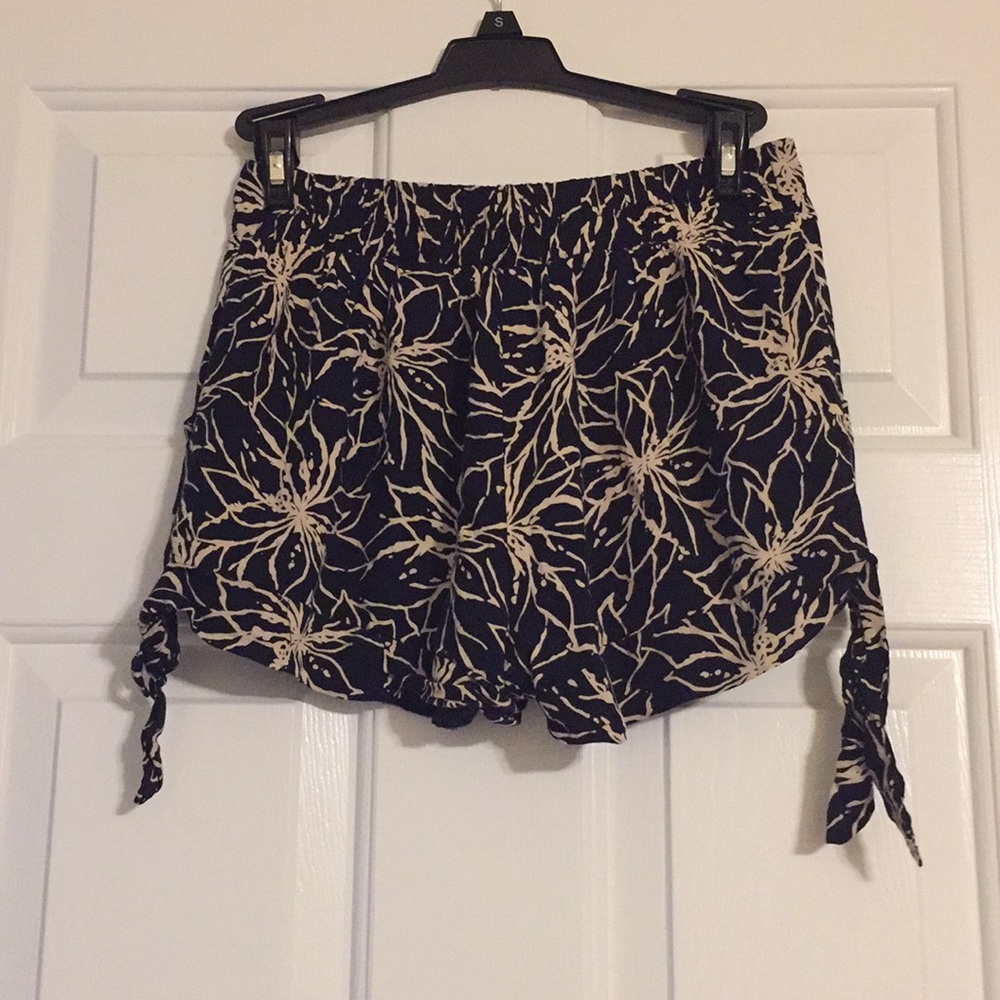 patterned shorts - Picture 2 of 2